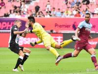 LOL-精彩比赛引发球迷热情，场面一触即发