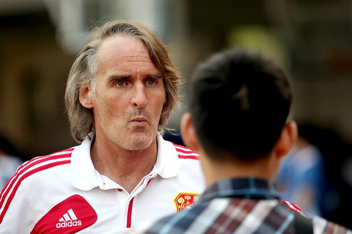 瑞典球队教练遭遇赛季低迷，球迷连连呼吁换帅的简单介绍