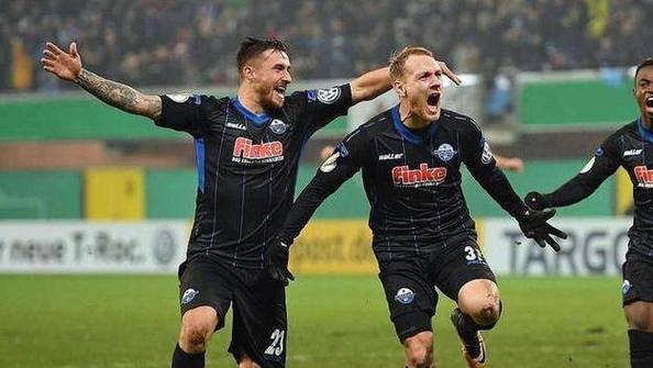 沙尔克球员集体挺身而出，奋力迎战