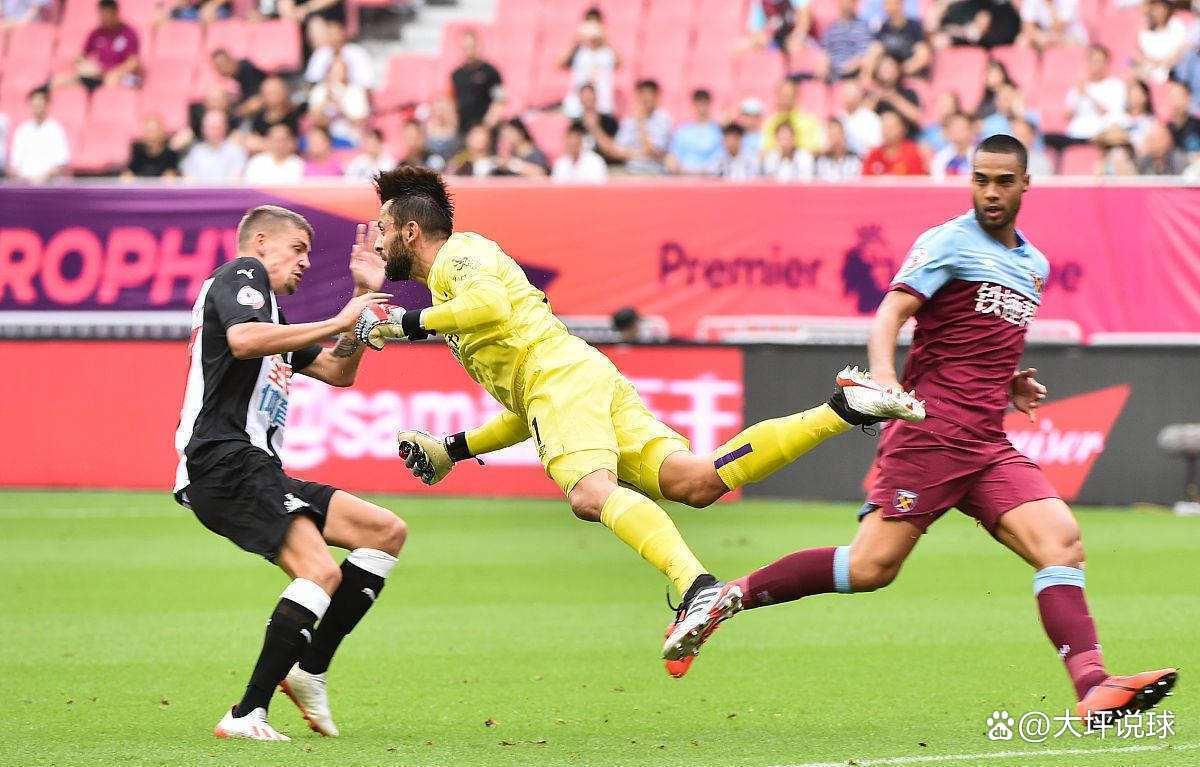 精彩比赛引发球迷热情,场面一触即发 精彩比赛引发球迷热情,场面一触即发