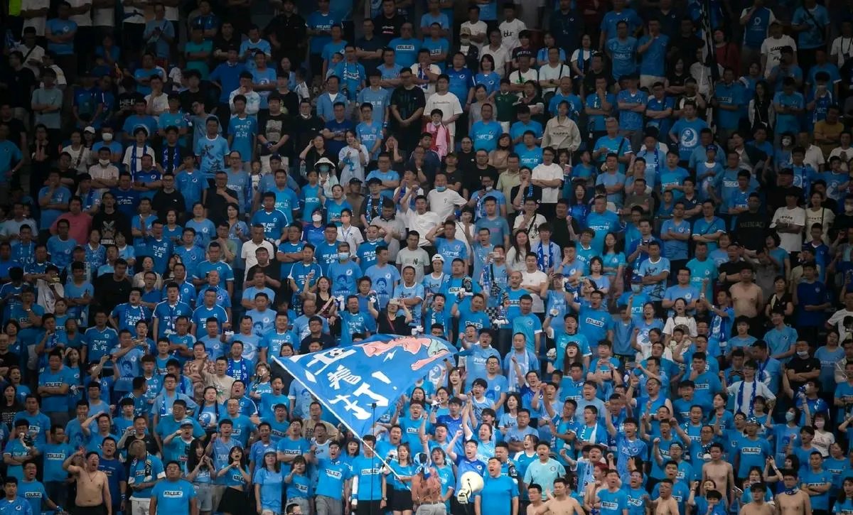 精彩比赛引发球迷热情,场面一触即发 精彩比赛引发球迷热情,场面一触即发