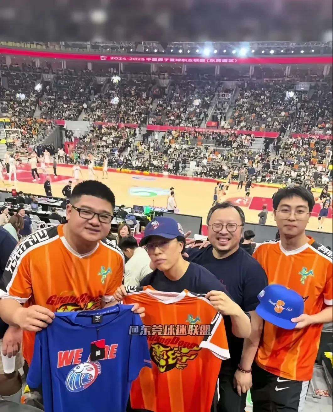 峥嵘岁月!比赛中的双方球队全力以赴 峥嵘岁月!比赛中的双方球队全力以赴