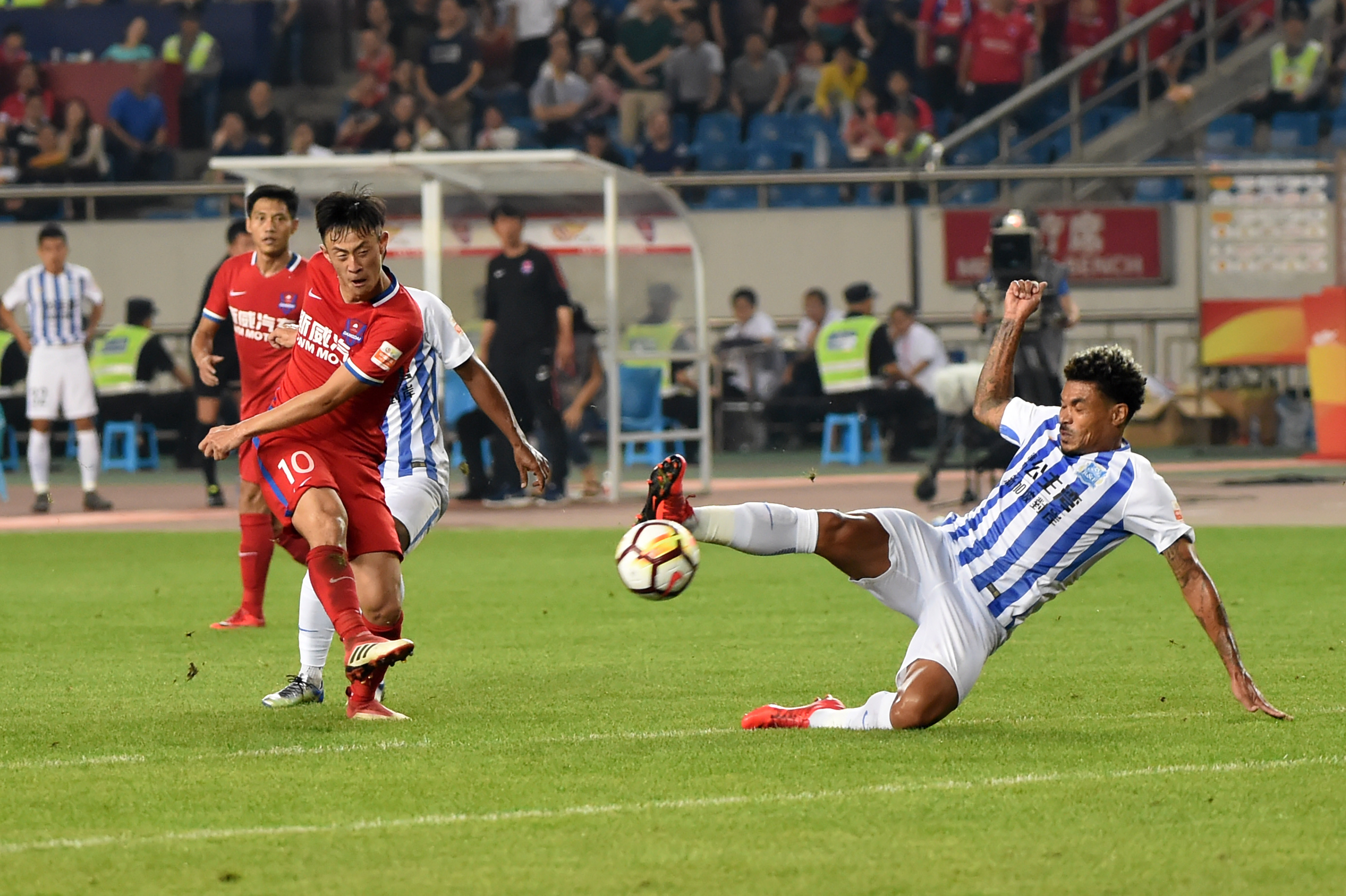 强强对话:重庆斯威迎战深圳佳兆业,谁能笑到最后?的简单介绍 强强对话:重庆斯威迎战深圳佳兆业,谁能笑到最后?的简单介绍