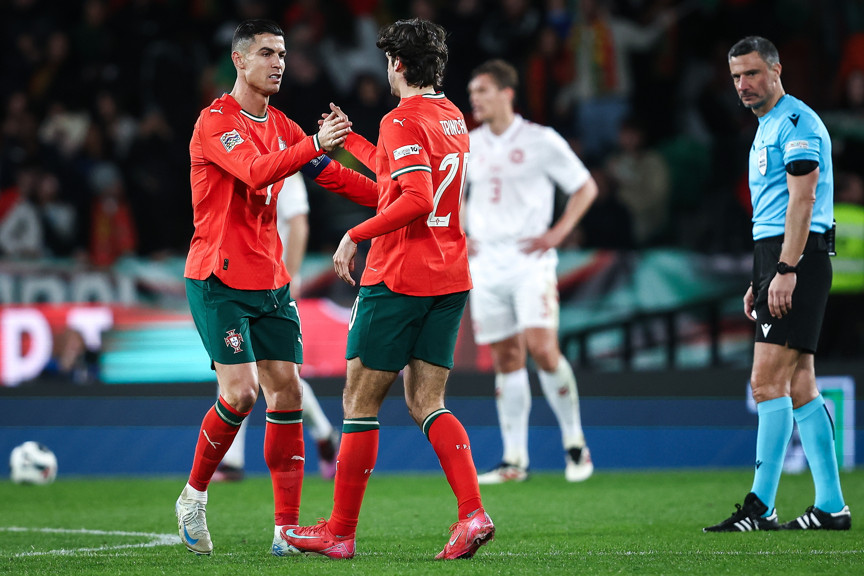 包含足球欧国联小组赛战况:球队勇争一线强弱对比的词条 包含足球欧国联小组赛战况:球队勇争一线强弱对比的词条