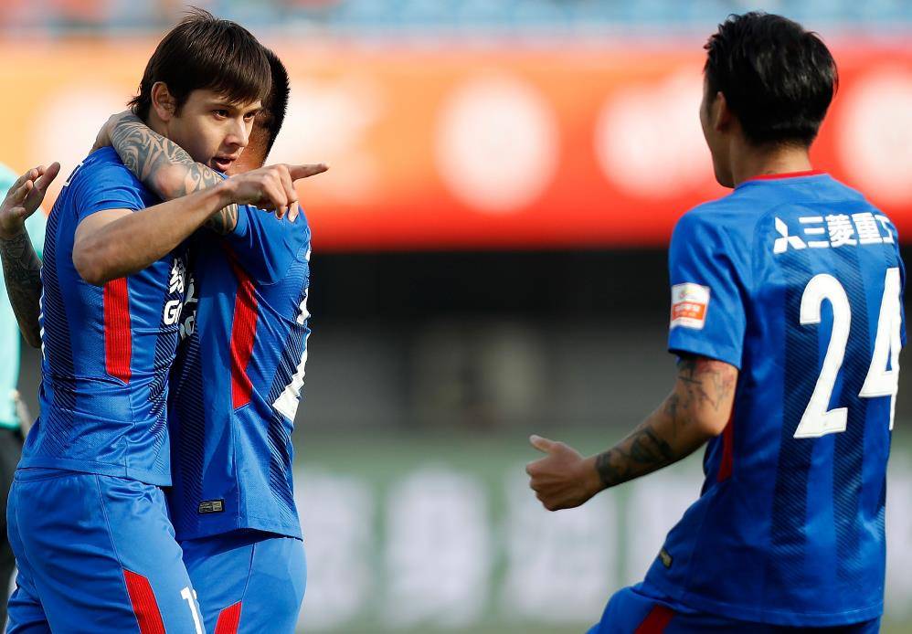 关键时刻的足球比赛中球队力挽狂澜 关键时刻的足球比赛中球队力挽狂澜