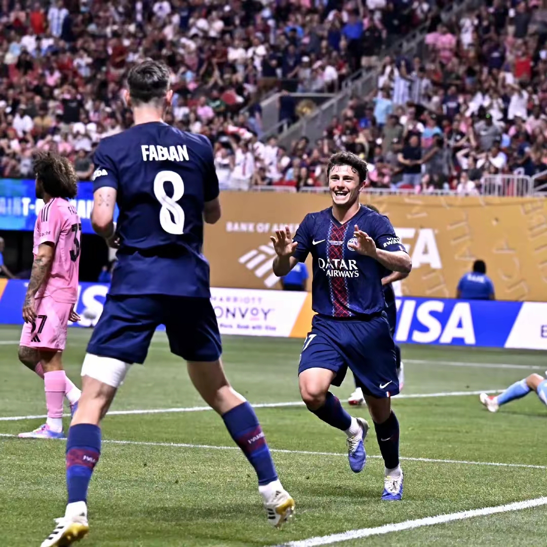 热那亚前锋连续进球，成为灯塔球员