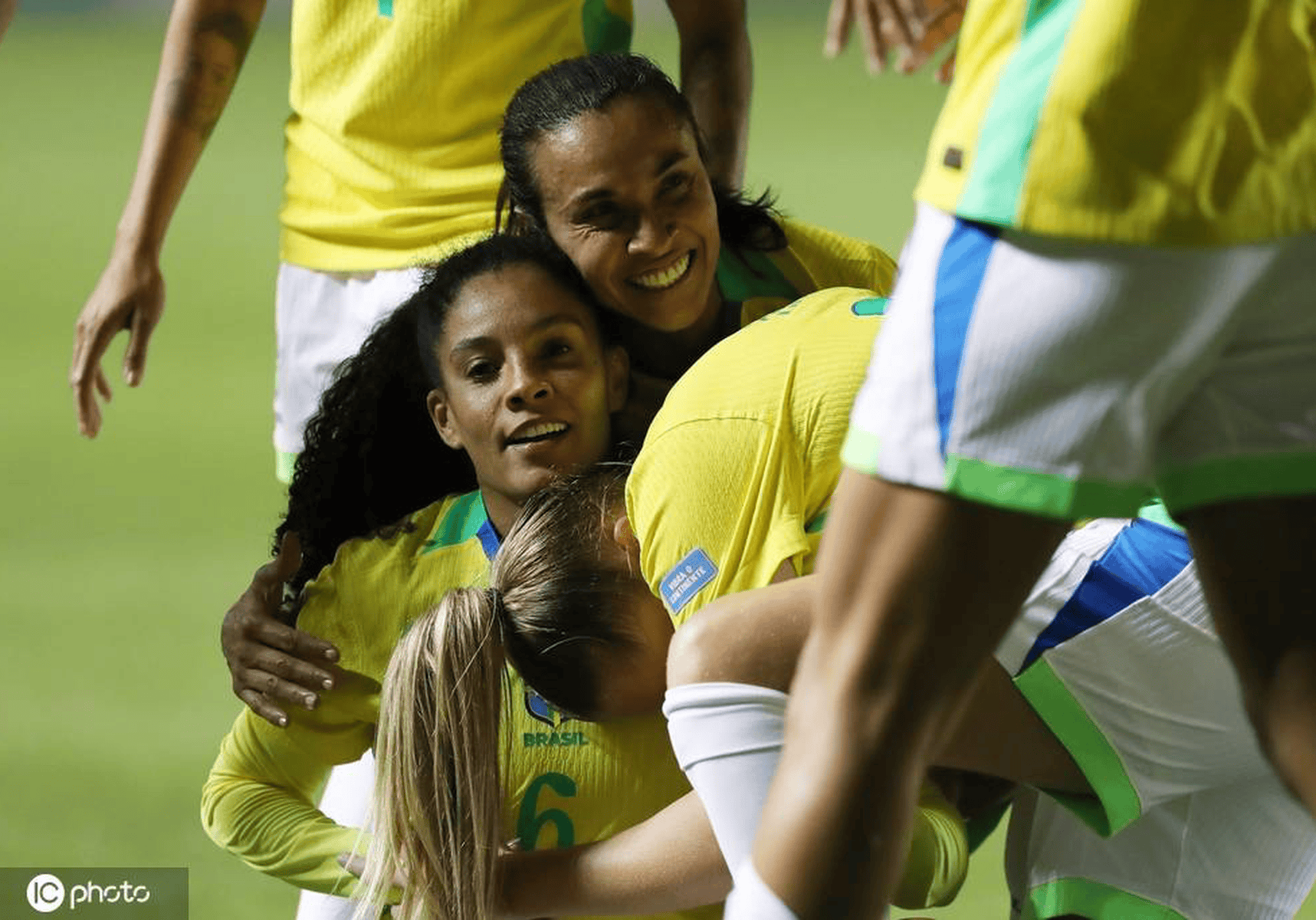 巴西女足庆祝亚运会胜利，备战美洲杯的简单介绍